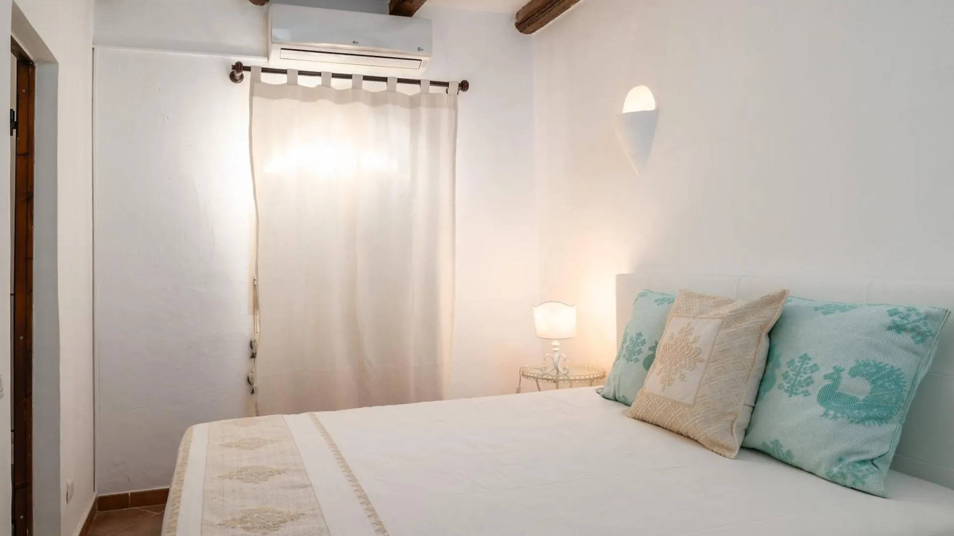 Villa Bianca With A Heated Swimming Pool Golfo Aranci